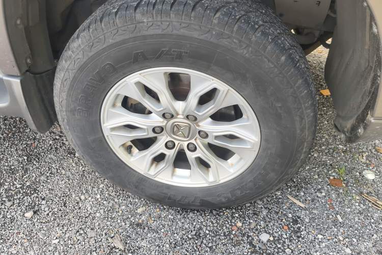 Used JMC Yusheng S350 2014 2.4T Automatic 2WD Diesel Luxury Version with Sunroof 5 Seats
