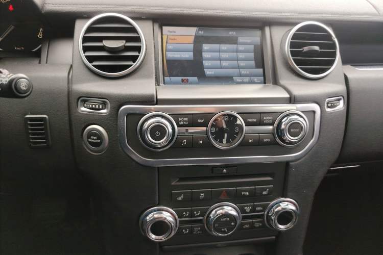 Used Land Rover Discovery 2010 3.0 TDV6 HSE Diesel Edition Audio And AC Panel