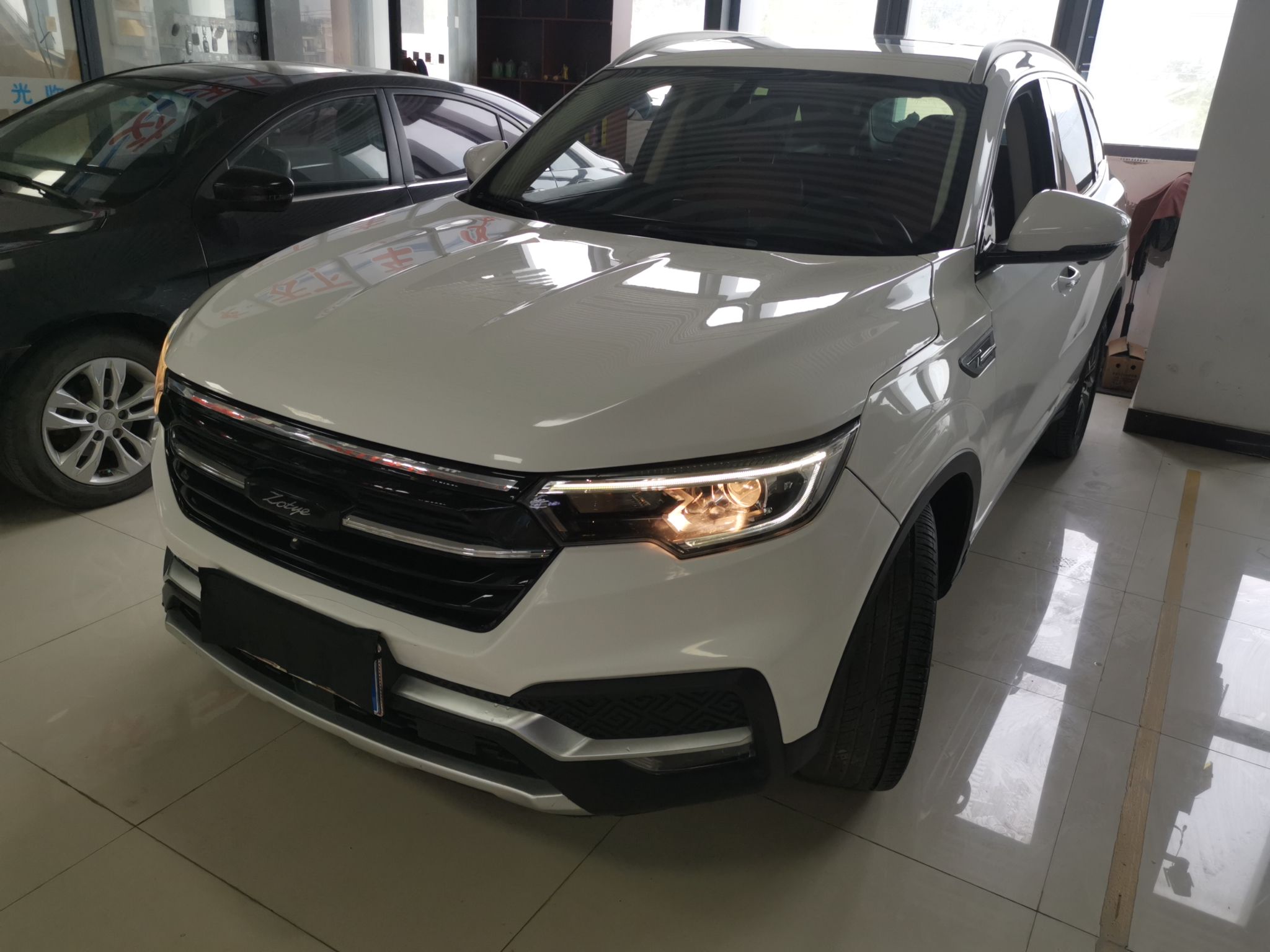 Под передней частью автомобиля