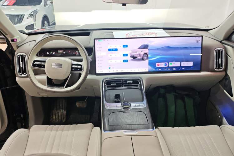 Used Geely Galaxy M9 2025 Model 230km Two-Wheel-Drive Exploration Edition Center Console