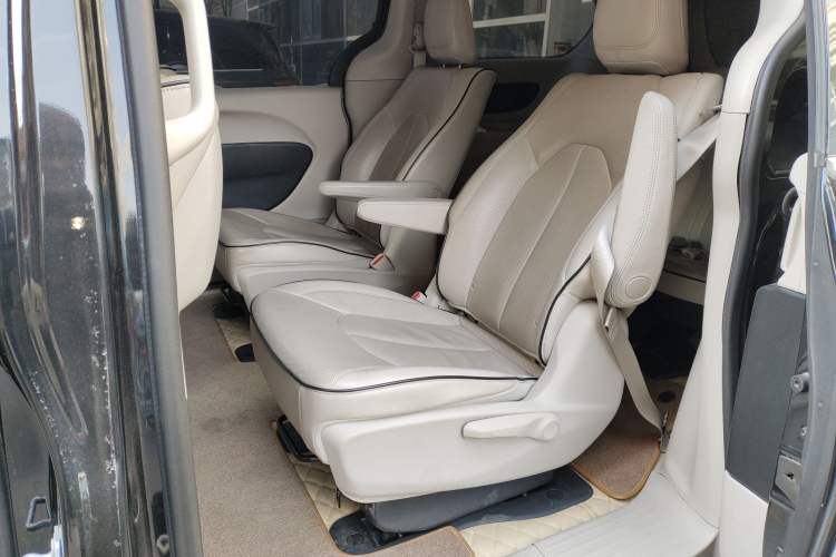 Used Chrysler Grand Voyager PHEV 2018 3.6L Plug-in Hybrid Left Rear Seat