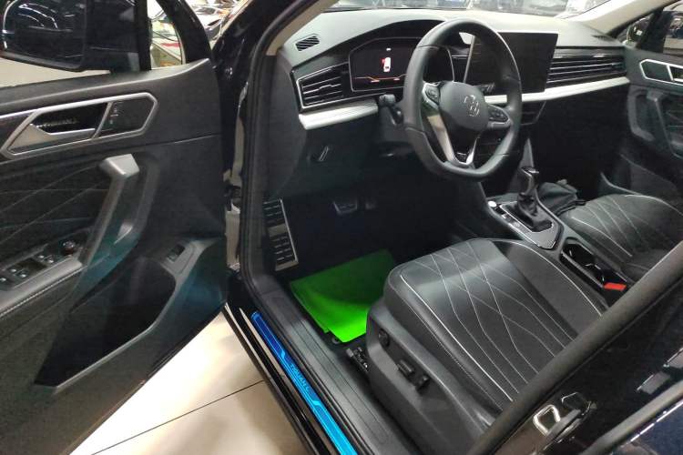 Used Volkswagen Tiguan L 2024 Outstanding Model 330TSI Automatic Two-Wheel Drive R-Line Dragon Glory Edition Driver Seat