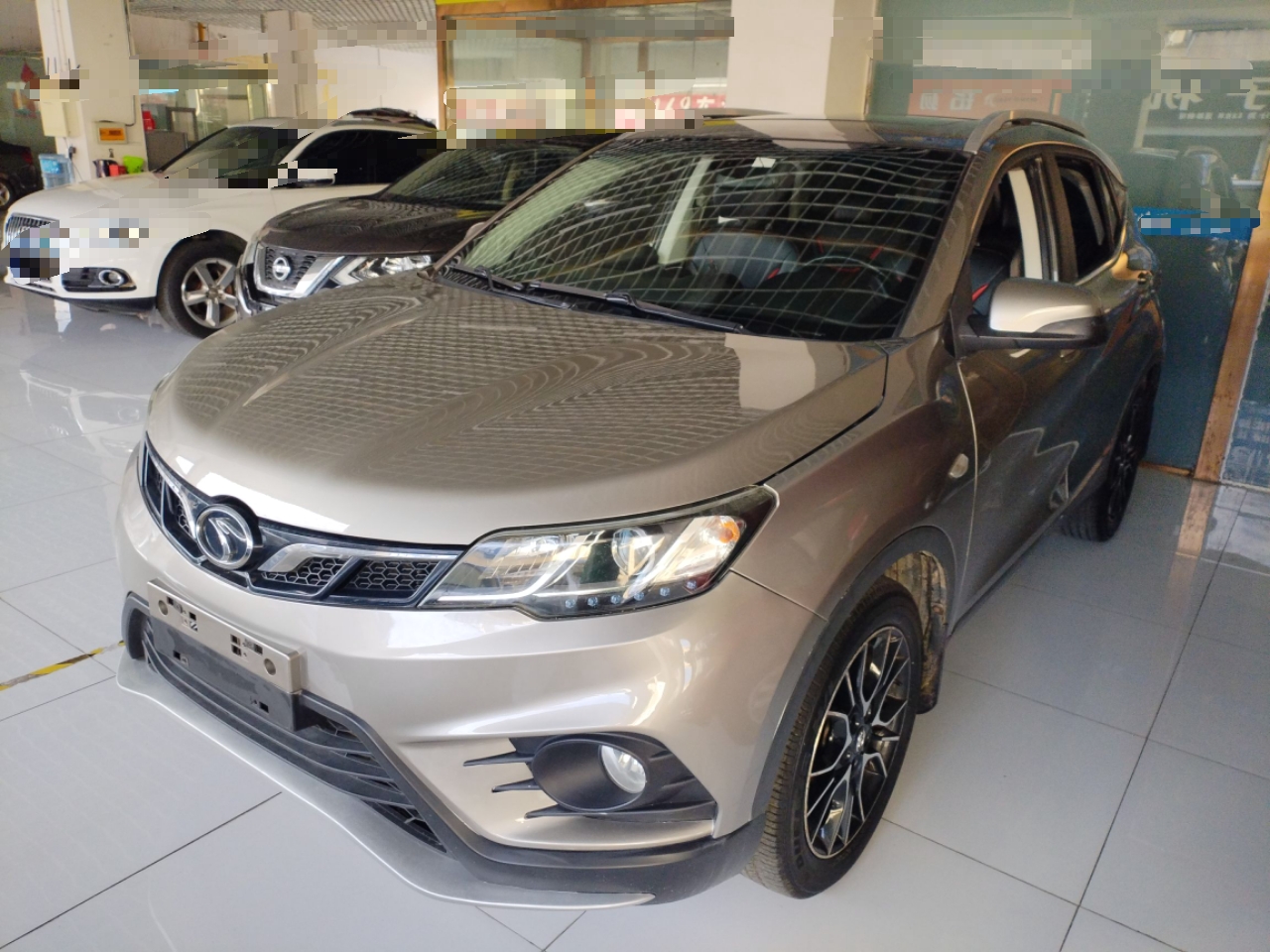 تحت مقدمة السيارة