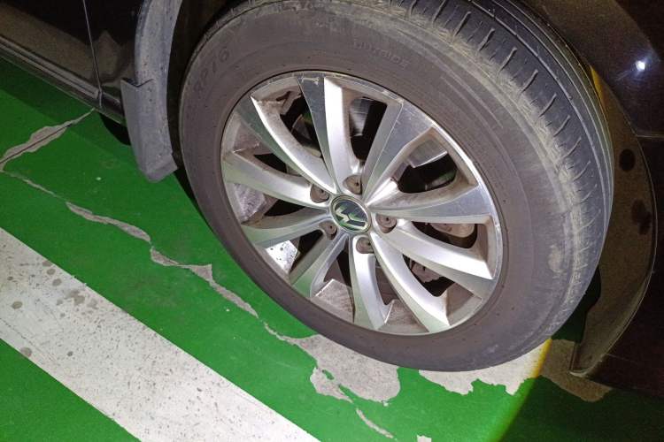 Used Volkswagen Magotan 2012 Revised 1.8TSI Luxury Version Right Front Wheel Hub