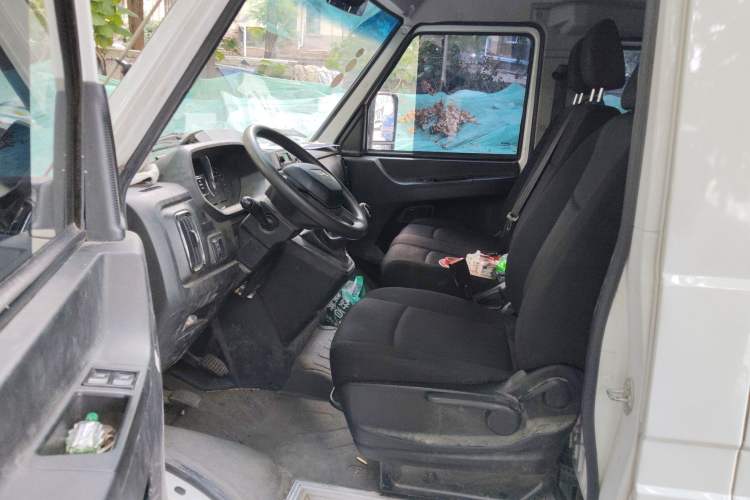 Used Iveco Daily 2023 2.5T V40 Van Long Wheelbase Mid-Roof Design Dual Tires Side-Swing Doors 2-3 Seater