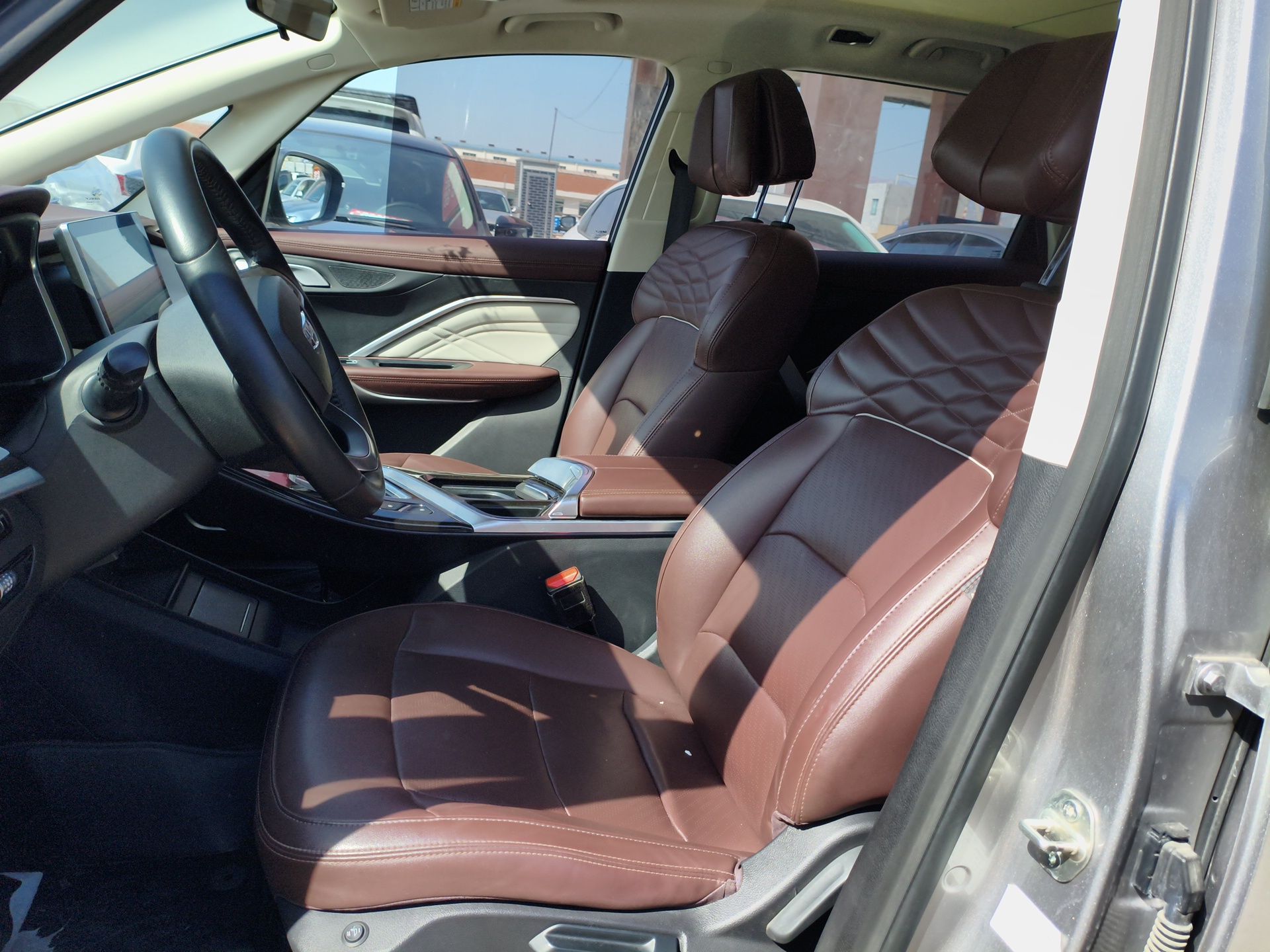 المقاعد الأمامية داخل السيارة