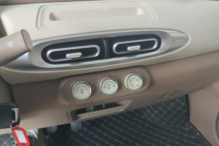 Used Wuling Hongguang MINIEV 2025 Four-Door Version Advanced Edition Audio And AC Panel