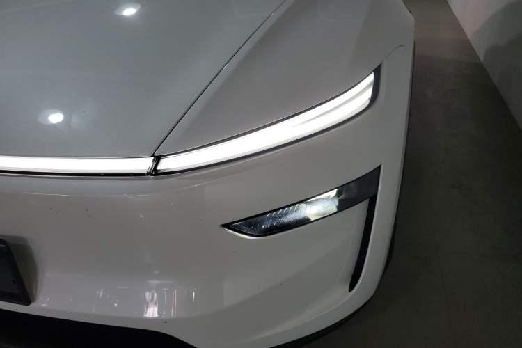 Used Tesla Model Y 2025 Long-Range All-Wheel-Drive Version