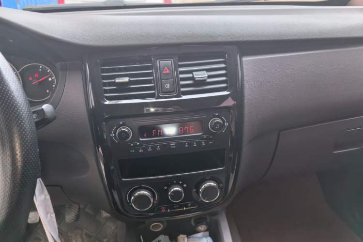 Used Wuling Rongguang V 2016 1.2L Practical Version Audio And AC Panel