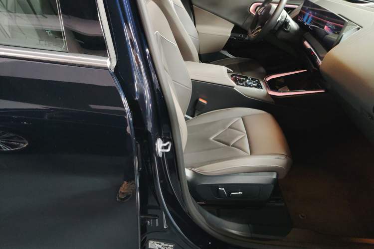 Used BMW X3 2025 xDrive30L Luxury Edition M Sport Package Right Front Seat