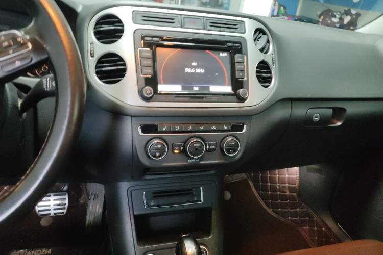 Used Volkswagen Tiguan 2016 300TSI Automatic All-Wheel Drive Luxury Edition Audio And AC Panel