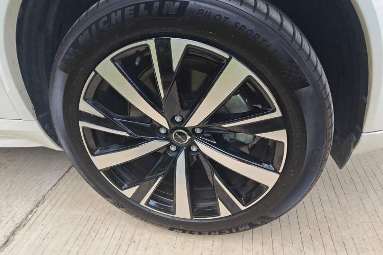 Used Volvo XC90 2025 Facelifted B6 Zhiyuan Luxury Version with 6 Seats
