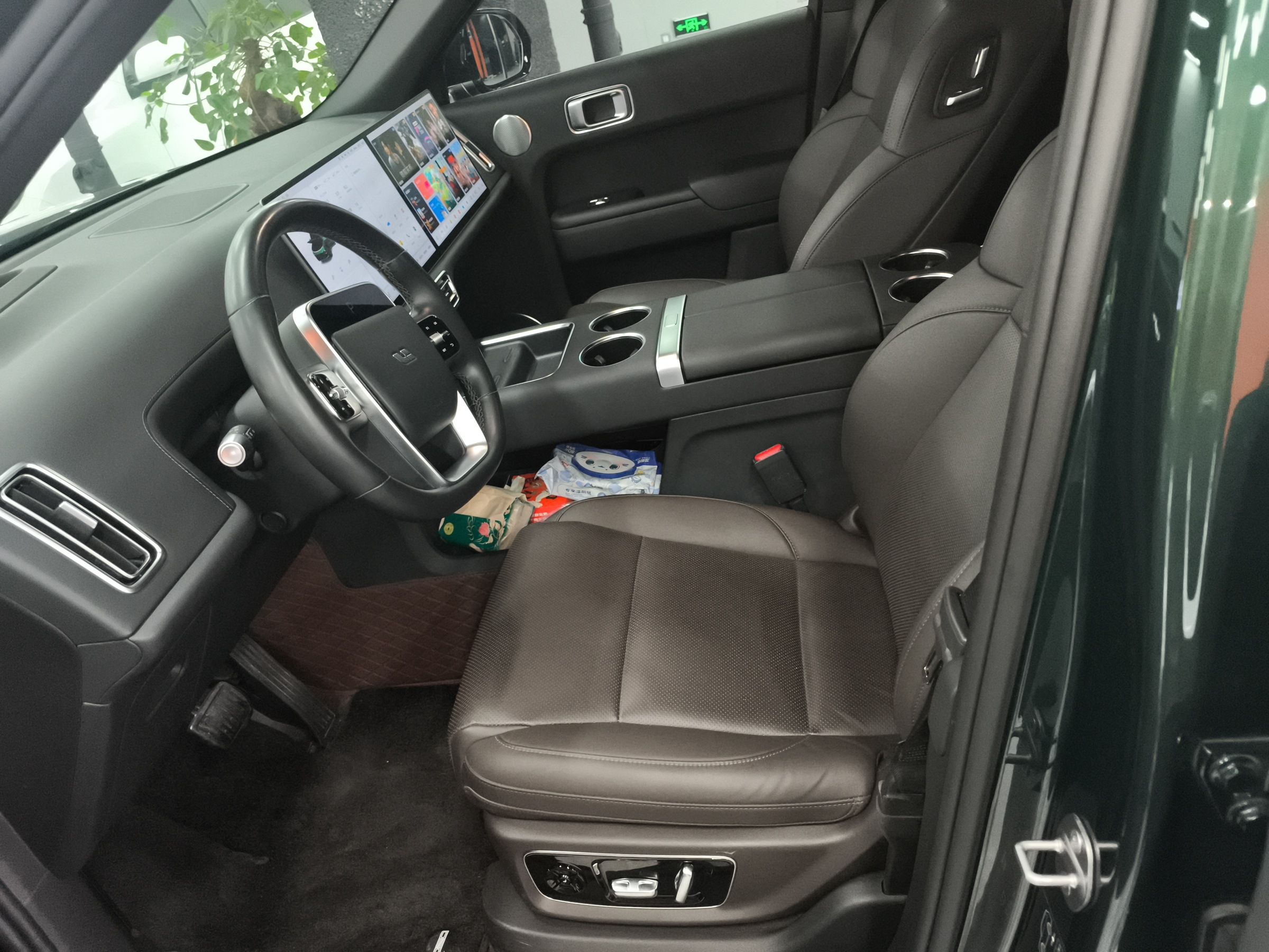 Переднее сиденье в автомобиле