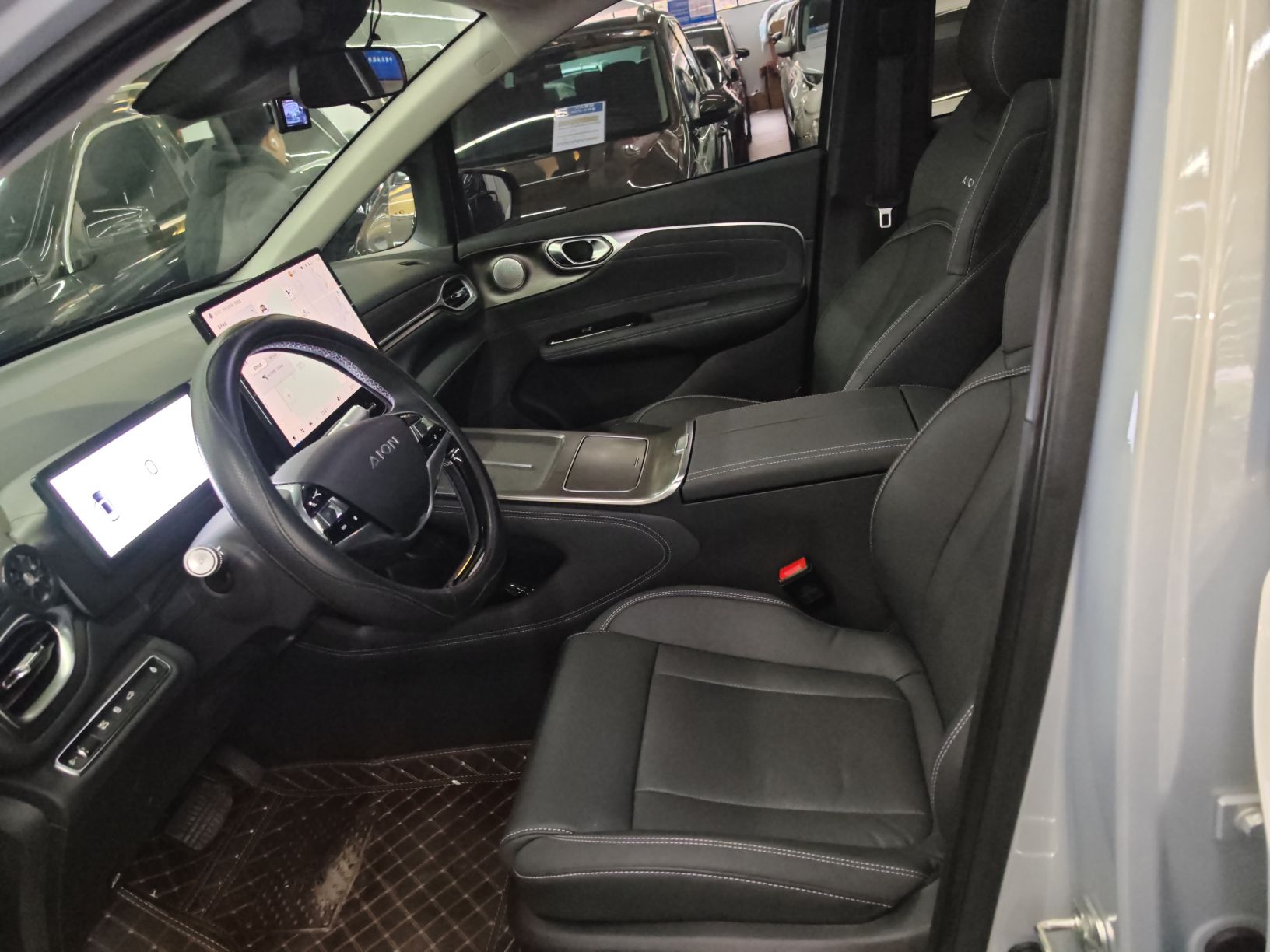 المقاعد الأمامية داخل السيارة