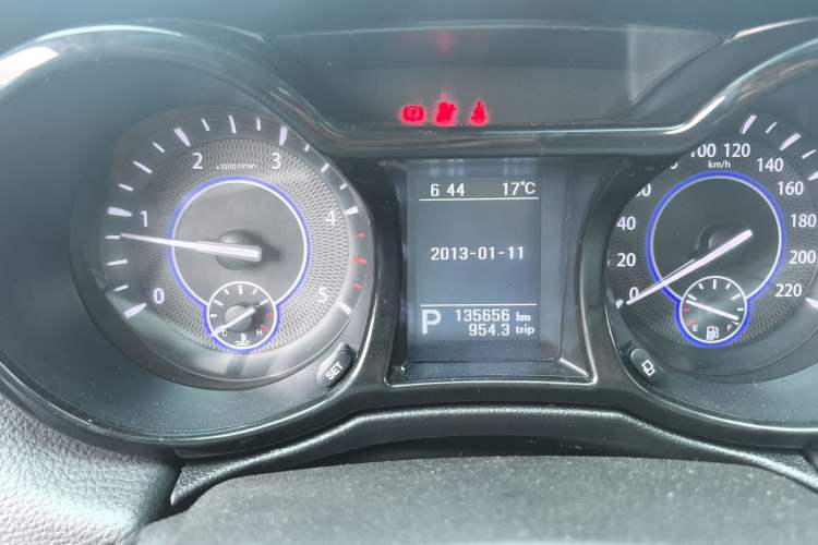 Used JMC Yusheng S350 2014 2.4T Automatic 2WD Diesel Luxury Version with Sunroof 5 Seats