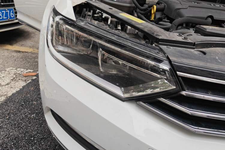 Used Volkswagen Variant 2016 380TSI Two-Wheel-Drive Style Edition Right Front Headlight