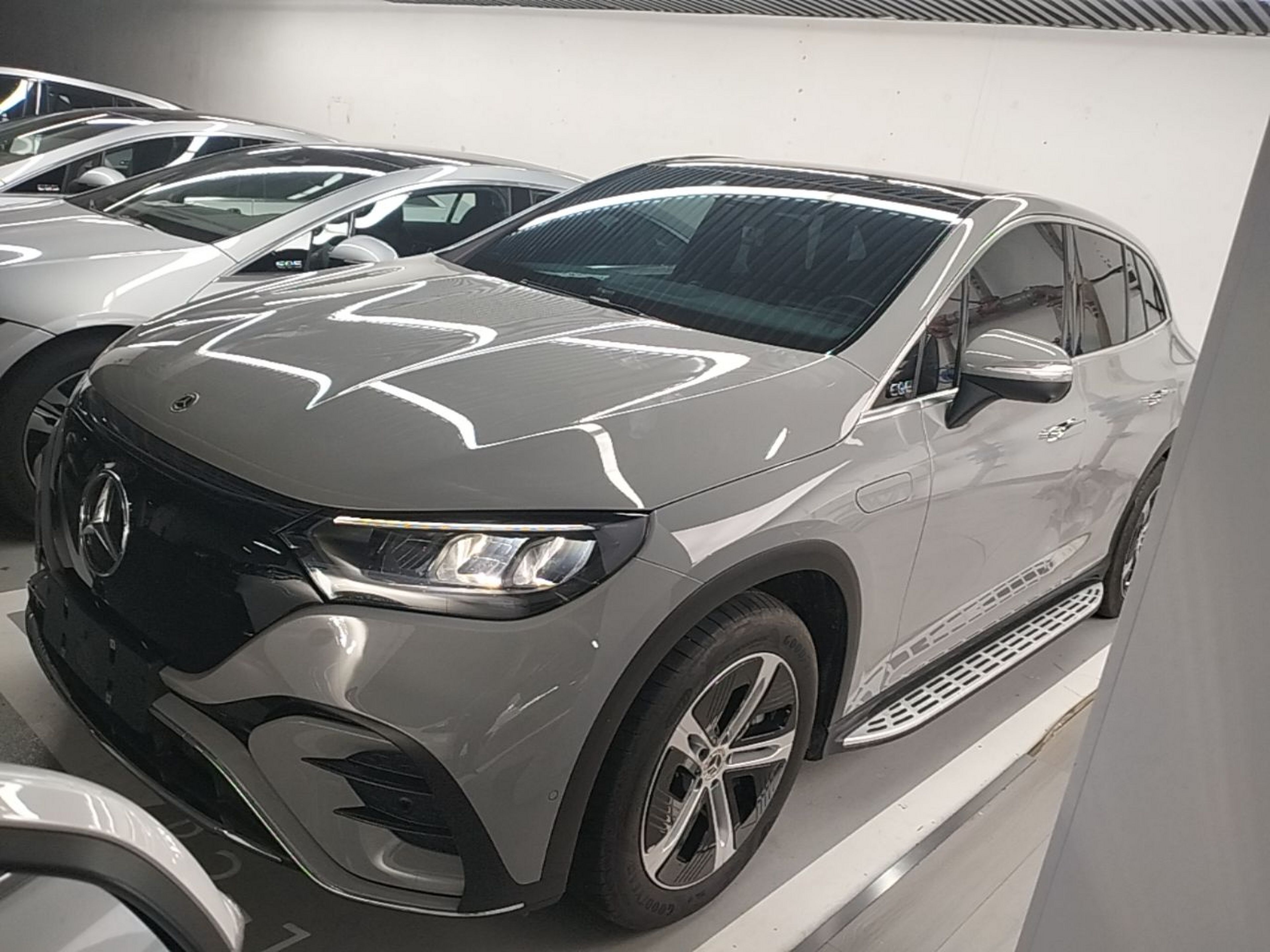 Unter der Vorderseite des Autos