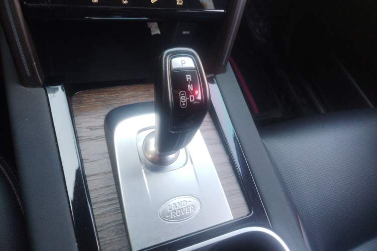 Used Land Rover Discovery Sport 2022 Revised Version 249 PS R-Dynamic S Performance Edition 5 Seats Gear Lever