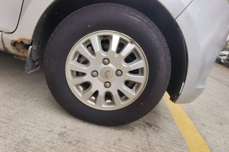 Used Wuling Rongguang V 2015 1.5L Standard Version Right Front Wheel Hub