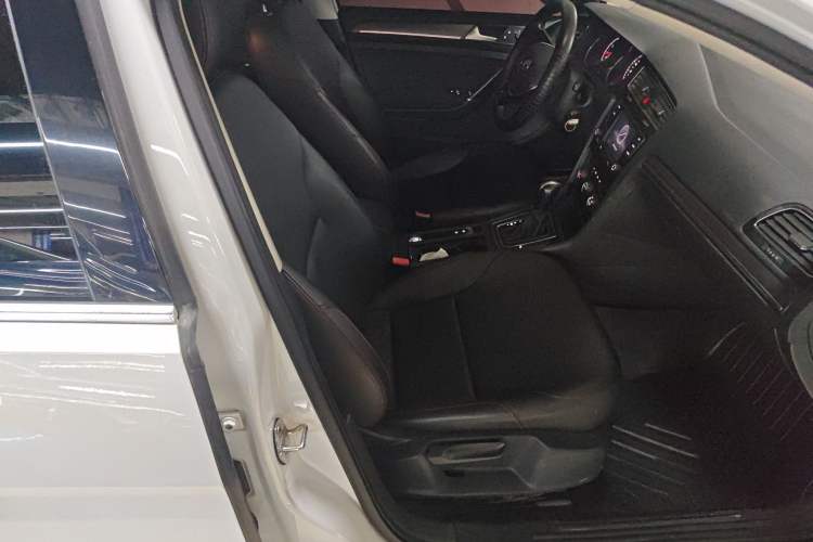 Used Volkswagen Golf 2017 1.6L Automatic Comfort Million-Vehicle Anniversary Edition