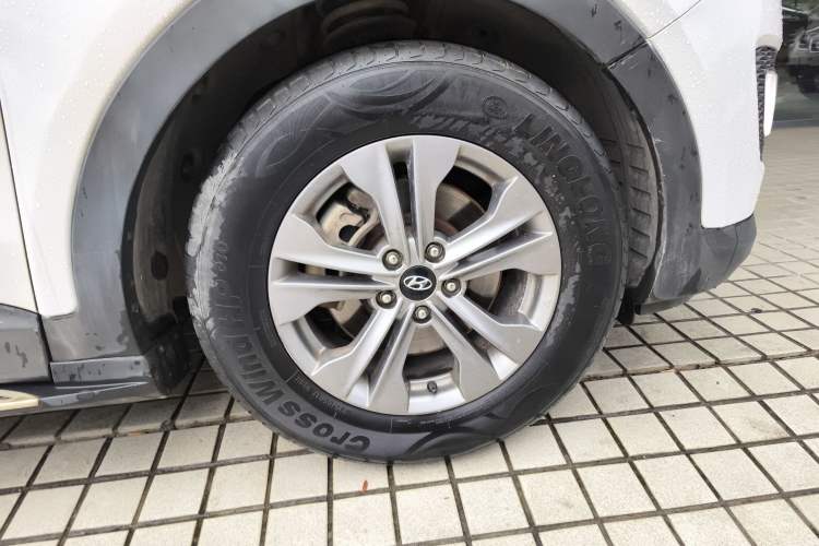 Used Hyundai Santa Fe 2015 2.4L Automatic Two-Wheel Drive Smart Version 5 Seats Right Front Wheel Hub