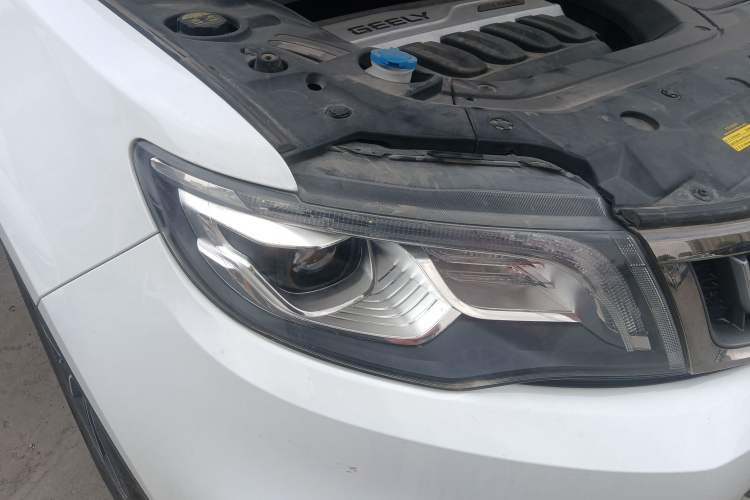 Used Geely Auto Emgrand X7 Sport 2018 1.8TD Automatic Two-Wheel Drive ZhiZun Model with 4G Connectivity
