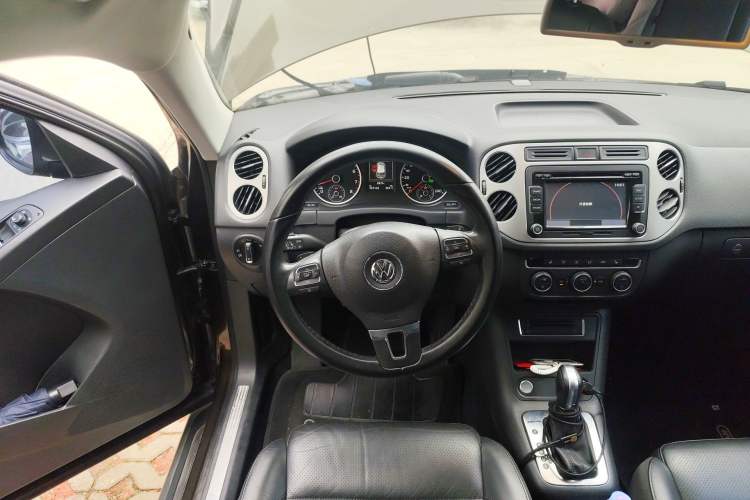 Used Volkswagen Tiguan 2015 1.8TSI Automatic All-Wheel-Drive Luxury Model Steering Wheel