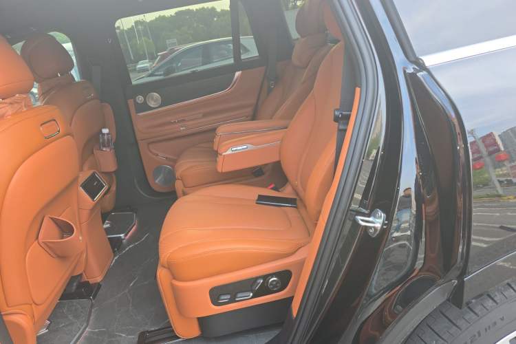 Used Hima AITO M9 2025 Extended-Range Max Version 52 kWh 6-Seater Edition Left Rear Seat