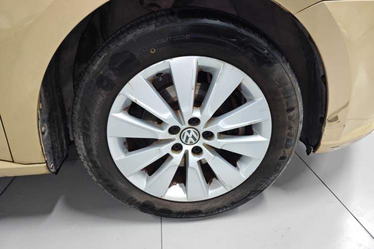 Used Volkswagen Lavida 2013 1.6L Automatic Comfort Edition Right Front Wheel Hub