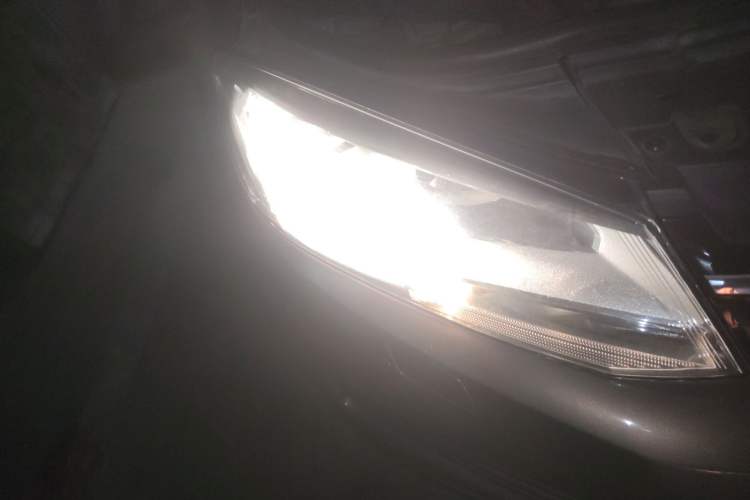 Used Volkswagen Touareg 2011 3.0 TSI Standard Version Right Front Headlight