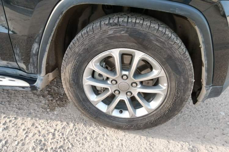 Used Jeep Grand Cherokee 2014 3.0L Comfort Navigation Edition Right Front Wheel Hub