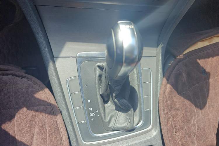 Used Volkswagen Golf 2016 230TSI Automatic Comfort Version Gear Lever