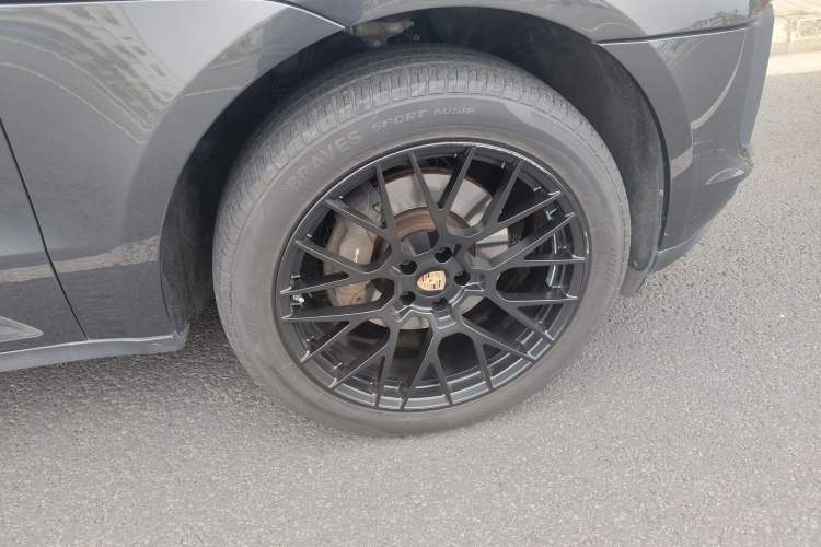 Used Porsche Macan 2018 Macan 2.0T Right Front Wheel Hub