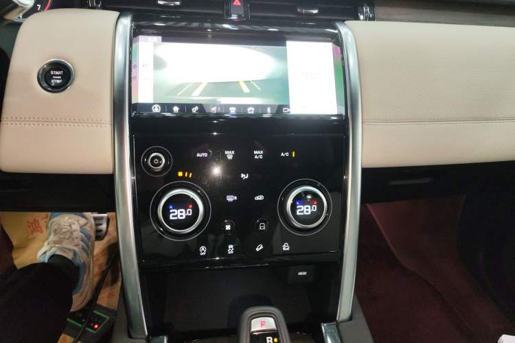 Used Land Rover Discovery Sport 2020 249 PS R-Dynamic Performance Edition Audio And AC Panel