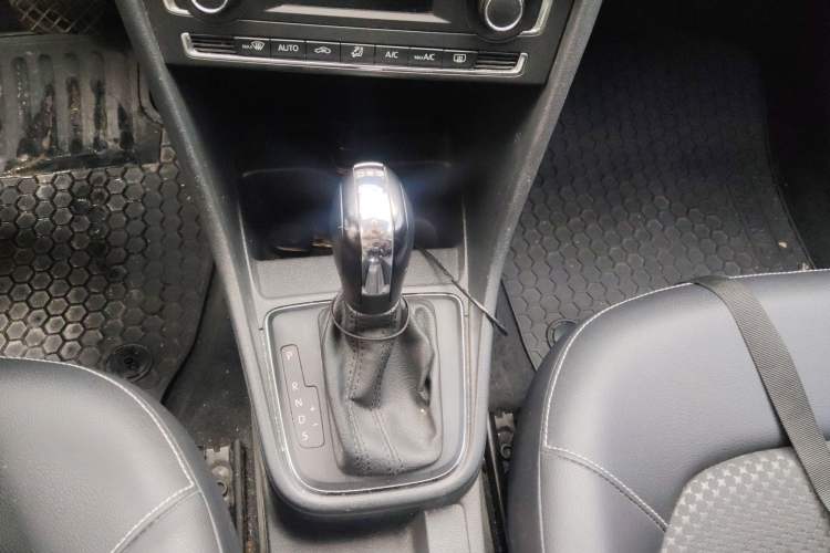 Used Volkswagen Santana 2015 HaoNa 230TSI DSG Comfort Model Gear Lever