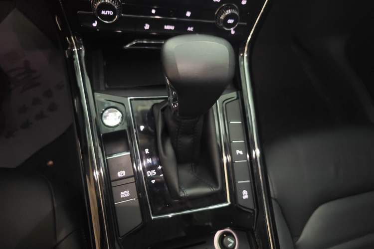 Used Volkswagen Phideon 2018 Revised Version 380TSI Two-Wheel Drive Business Edition Gear Lever