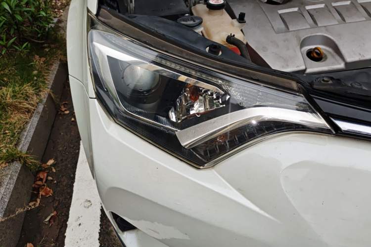 Used Toyota RAV4 2016 2.0L CVT Two-Wheel Drive Fashion Edition China V Standard Exterior 3