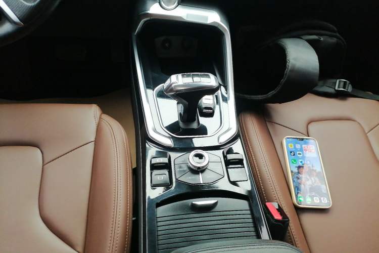 Used Haval H6 2017 Red-Label 2.0T Automatic Two-Wheel Drive Leading Edition Gear Lever