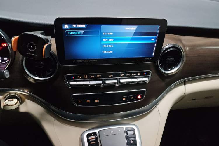 Used Mercedes-Benz V-Class 2022 V 260 Avantgarde Edition Audio And AC Panel