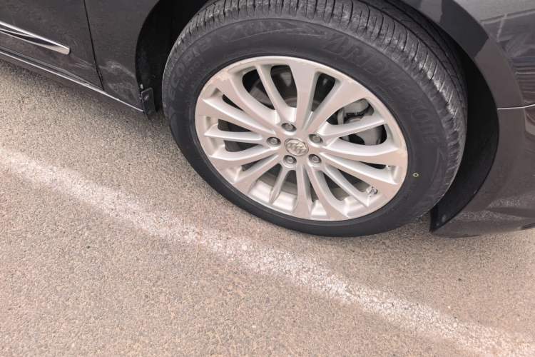 Used Buick LaCrosse 2016 28T Premium Edition Right Front Wheel Hub