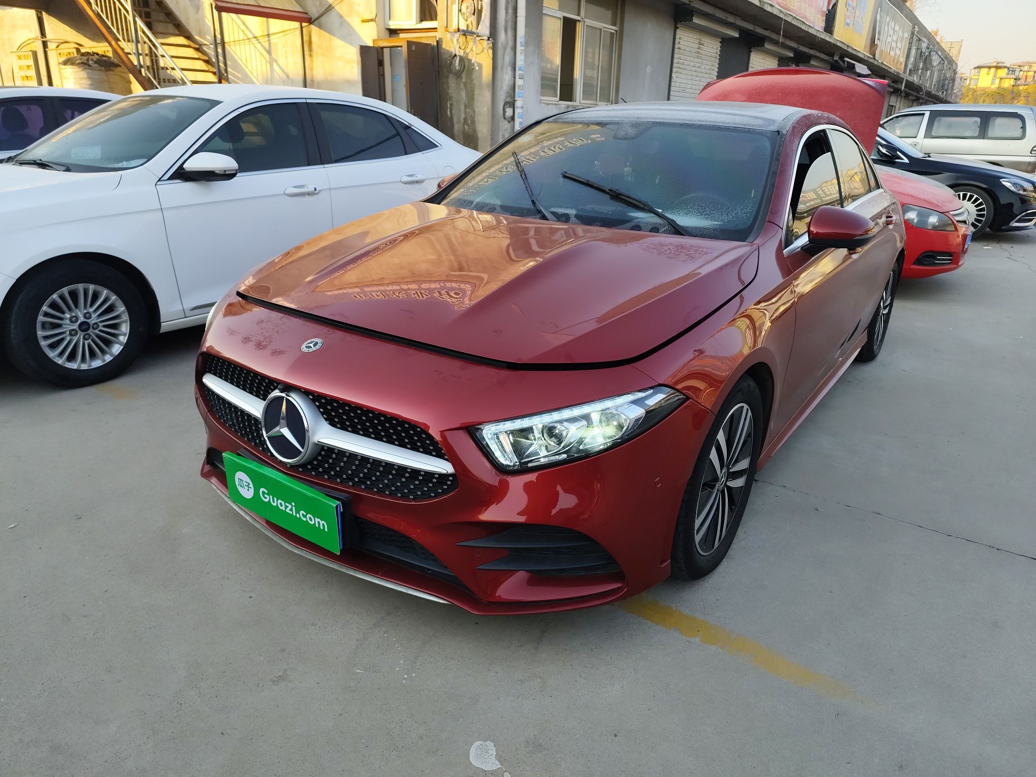 تحت مقدمة السيارة