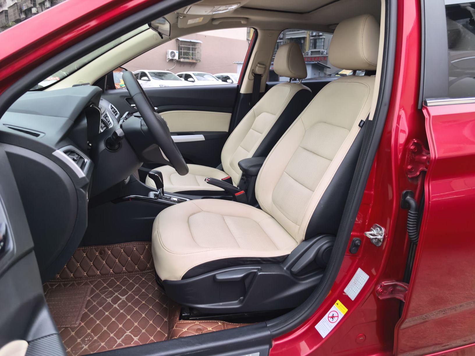 المقاعد الأمامية داخل السيارة