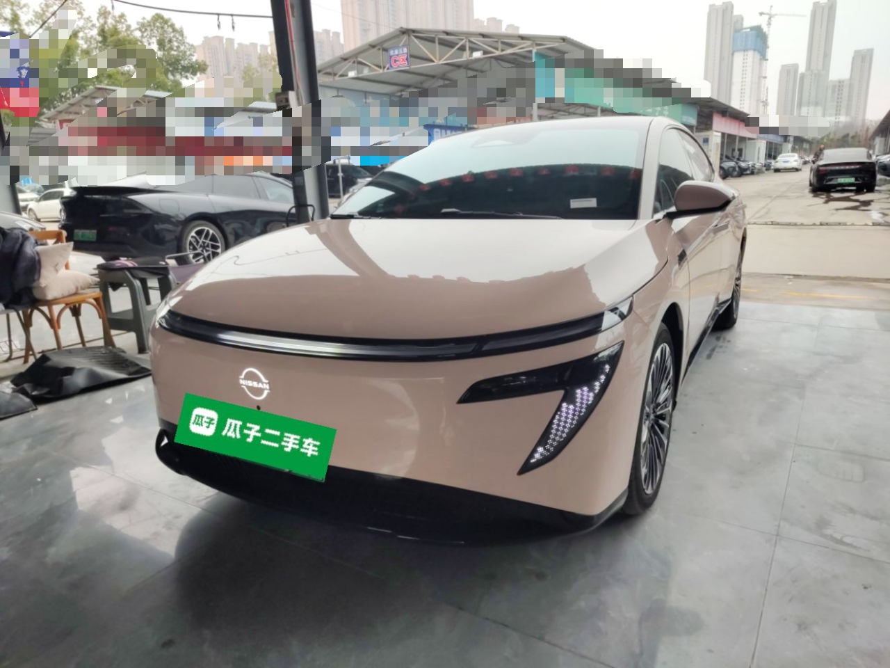 تحت مقدمة السيارة