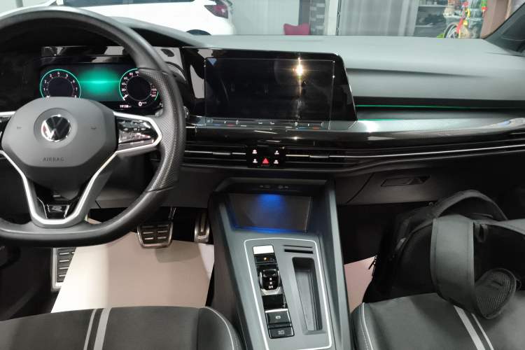 Used Volkswagen Golf 2023 Facelift 280TSI DSG R-Line Lite Audio And AC Panel