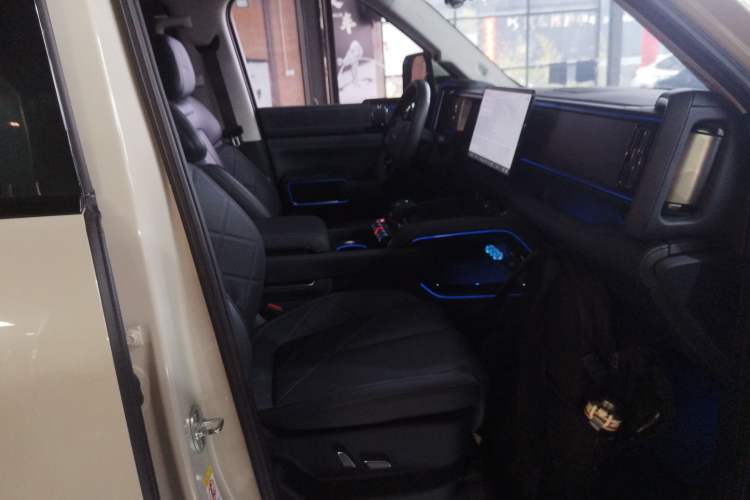 Used Formula Leopard Leopard 5 2024 Cloud Ride Luxury Edition