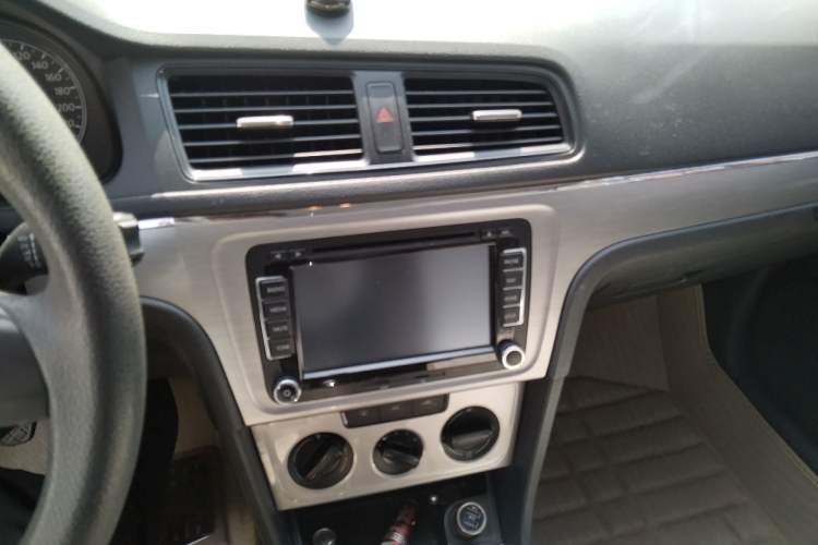 Used Volkswagen Gran Lavida 2013 1.6L Manual Fashion Model Audio And AC Panel