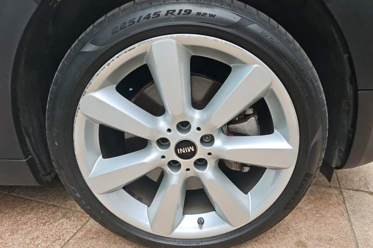 Used MINI Countryman 2017 2.0T COOPER S ALL4 Traveler Right Front Wheel Hub