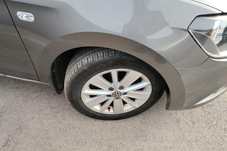 Used Volkswagen Jetta 2013 1.6L Automatic Comfort Model Right Front Wheel Hub