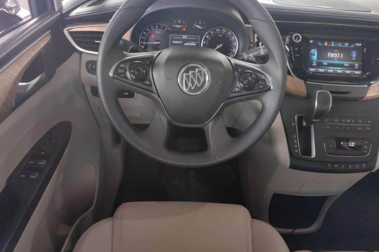 Used Buick GL8 2017 ES 28T Comfort Model China V Standard Steering Wheel