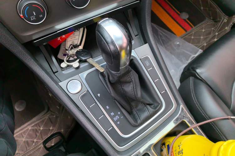 Used Volkswagen Golf 2015 1.4TSI Automatic Luxury Model Gear Lever